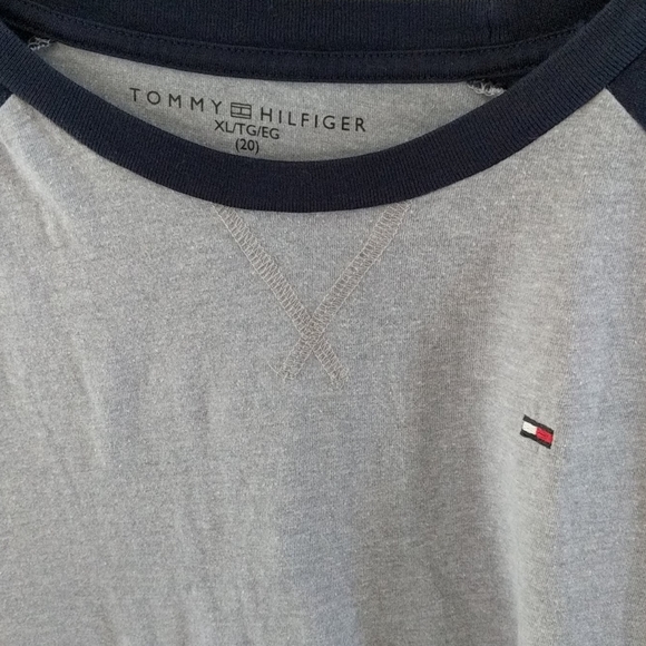 Tommy Hilfiger Raglan Shirt - Picture 2 of 4